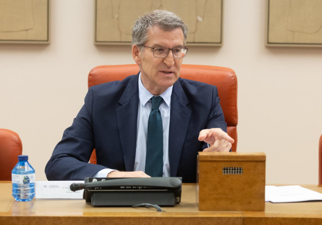 El líder del PP, Alberto Núñez Feijóo, preside la reunión de los grupos parlamentarios de Congreso y Senado a 30 de abril de 2024, en Madrid (España). El presidente del PP ha reunido a sus diputados y senadores para remarcar que el partido ‘’intensificará