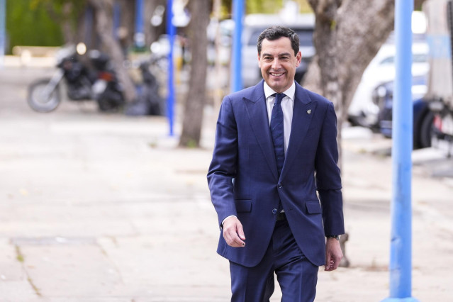 El presidente de la Junta de Andalucía, Juanma Moreno, durante la puesta de la primera piedra del inicio de obras de la nueva sede corporativa de la compañía Scalpers, a 29 de abril de 2024 en Sevilla (Andalucía, España).