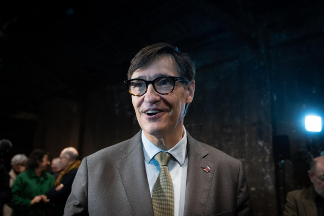 (I-D) La portavoz del PSC en el Parlament, Alicia Romero; la abogada Raquel Franco y el candidato del PSC a las elecciones, Salvador Illa, durante la presentación de la plataforma ‘SI’ en su apoyo, a 30 de abril de 2024, en Barcelona, Catalunya (España).