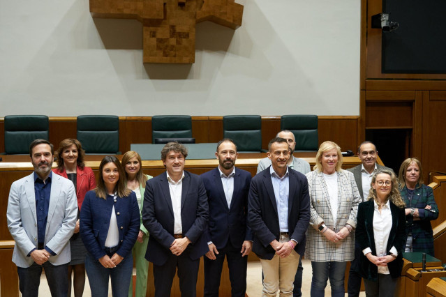 Eneko Andueza con el resto del grupo parlamentario del PSE-EE posa en el hemiciclo,  tras entregar sus credenciales en el registro de la Cámara Vasca.