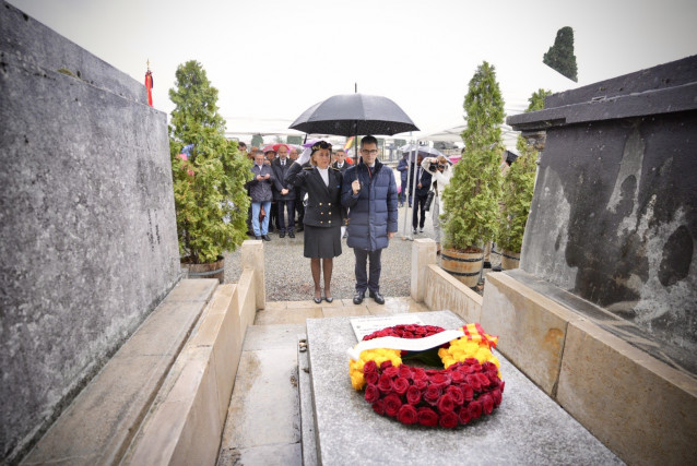 Archivo - El ministro de la Presidencia, Félix Bolaños, ante la tumba de Manuel Azaña, en Montauban (Francia), en 2022.