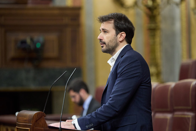 El diputado de Podemos Javier Sánchez Serna interviene durante una sesión de control al Gobierno, en el Congreso de los Diputados, a 24 de abril de 2024, en Madrid (España).