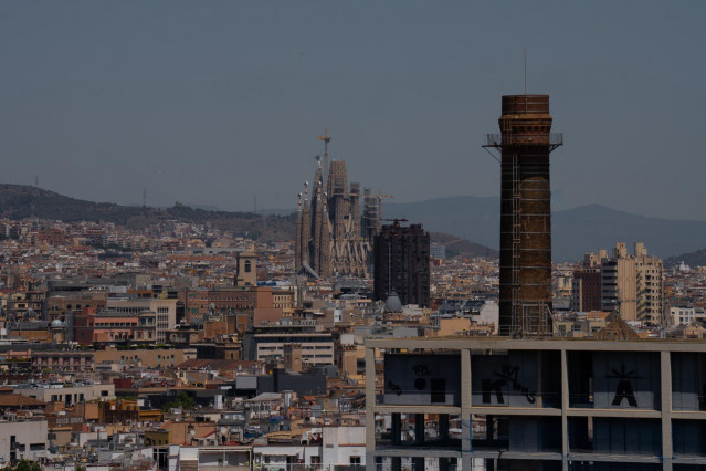 Archivo - Varios edificios de viviendas vistos desde el mirador del Poble Sec.