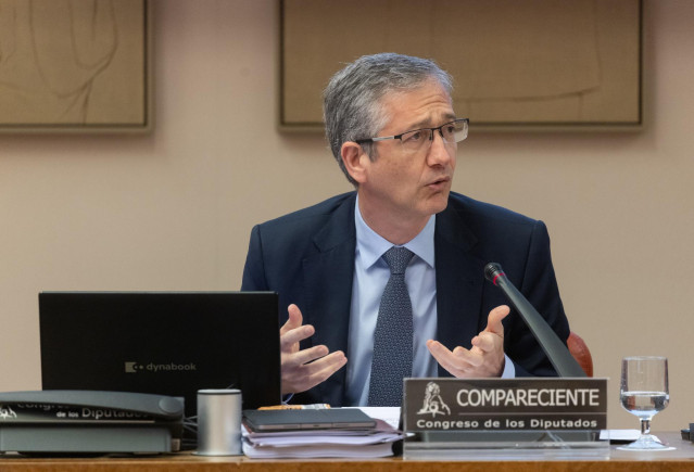 El gobernador del Banco de España, Pablo Hernández de Cos, durante su comparecencia ante la Comisión de Economía, Comercio y Transformación Digital, en el Congreso de los Diputados, a 7 de mayo de 2024, en Madrid (España).