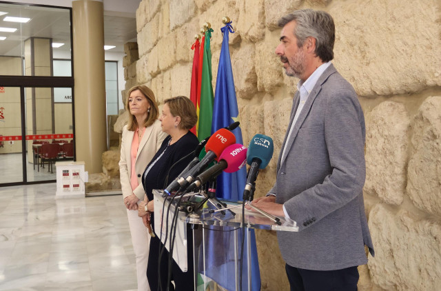 Miguel Ángel Torrico, Ana Verdú y María Agustina Martín Caño, viuda de Julio Anguita (centro).