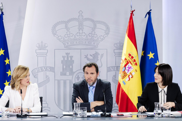 (I-D) La ministra de Educación y Formación Profesional y Deportes, y portavoz del Gobierno, Pilar Alegría; el ministro de Transportes y Movilidad Sostenible, Óscar Puente, y la ministra de Ciencia, Innovación y Universidades, Diana Morant.