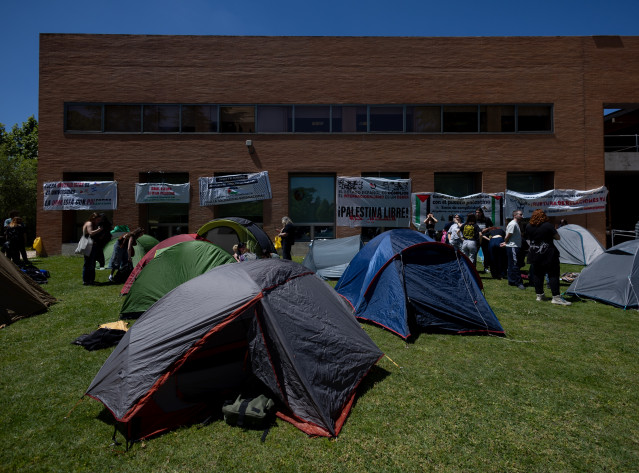 Varios estudiantes hacen una acampada para mostrar su apoyo al pueblo palestino y exigir el fin del conflicto en Gaza, en las inmediaciones de la Casa de Estudiantes de la Universidad Complutense de Madrid.