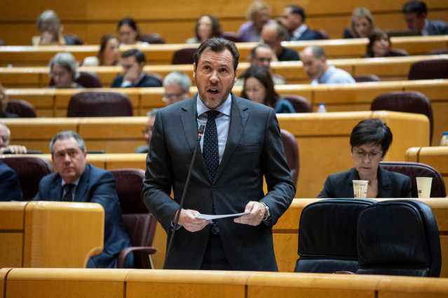 Archivo - El ministro de Transportes y Movilidad Sostenible, Óscar Puente, durante un pleno en el Senado, a 19 de marzo de 2024, en Madrid (España).