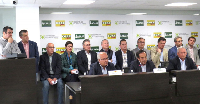 De izquierda a derecha: Miguel Padilla, secretario general de COAG, Pedro Barato, presidente de Asaja, y Ángel Villafranca, presidente de Cooperativas Agro-alimentarias.