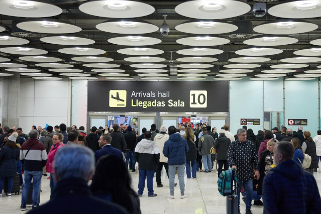Archivo - Varios viajeros en el Aeropuerto Adolfo Suárez-Madrid Barajas.