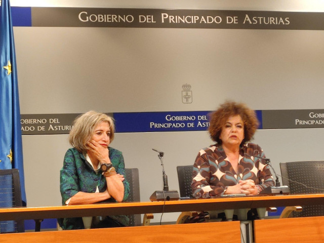 La directora general de Infancia y Familias, Belén Barrero, y la consejera de Derechos Sociales y Bienestar, Marta del Arco, en rueda de prensa