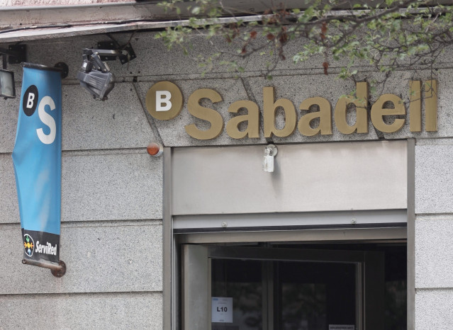 Archivo - Entrada a una oficina de Banco Sabadell en Madrid