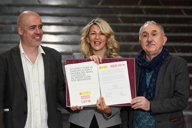 (I-D) El secretario general de CCOO, Unai Sordo; la vicepresidenta segunda y ministra de Trabajo, Yolanda Díaz, y el secretario general de UGT, Pepe Álvarez, posan tras firmar el acuerdo de reforma del subsidio por desempleo