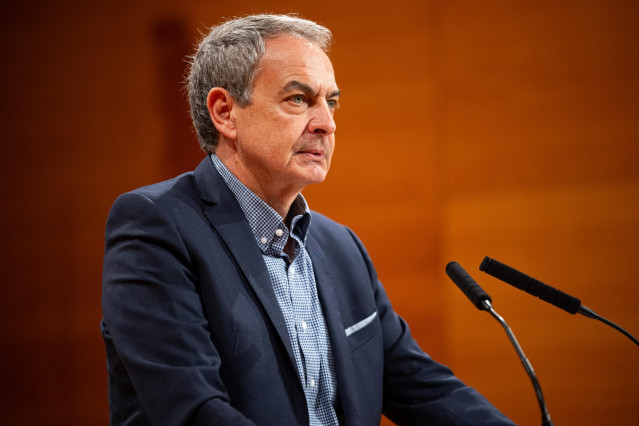 El expresidente del Gobierno, José Luis Rodríguez Zapatero, interviene durante un mitin del PSC en el Palau de Congressos, a 27 de abril de 2024, en Tarragona, Catalunya (España).