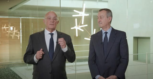 Archivo - El presidente de Banco Sabadel, Josep Oliu, y el consejero delegado, César González-Bueno, en un vídeo dirigido a la plantilla tras rechazar la oferta de fusión de BBVA.