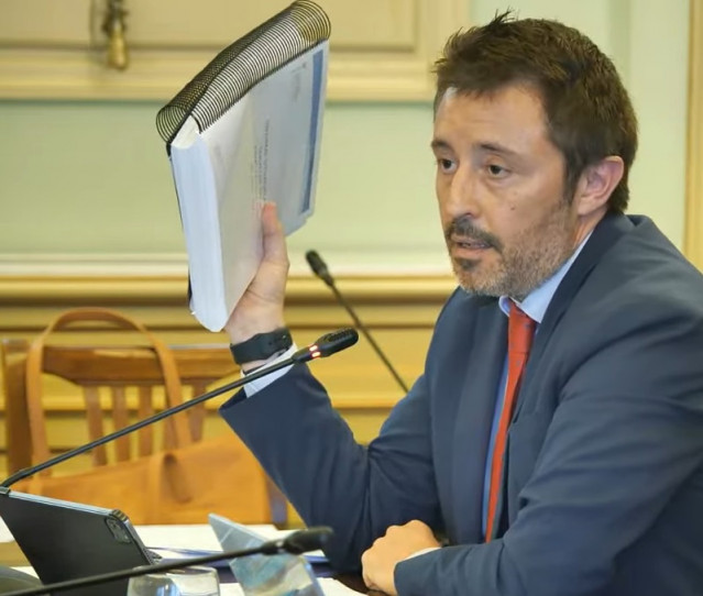 El director general del IbSalut, Javier Ureña, en el Parlament.