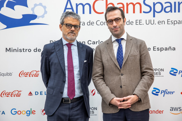 De Izda a dcha: Jaime Malet, presidente de AmChamSpain, y Carlos Cuerpo, ministro de Economía
