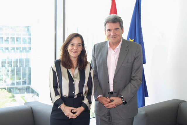 El ministro para la Transformación Digital y de la Función Pública, José Luis Escrivá, mantiene una reunión con la alcaldesa de A Coruña, Inés Rey