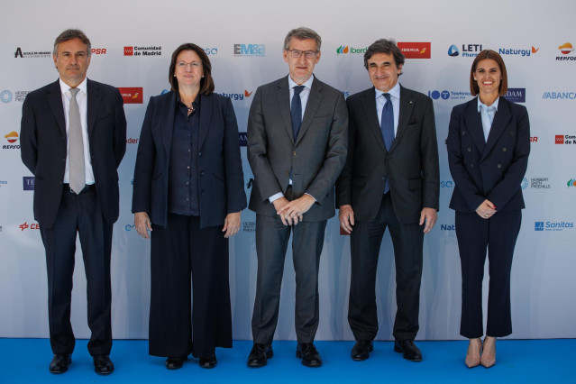 (I-D) El presidente ejecutivo de Unidad Editorial, Marco Pompignoli, la directora del diario Expansión, Ana Isabel Pereda, el presidente del Partido Popular, Alberto Nuñez Feijóo, el presidente de RCS MediaGroup, Urbano Cairo, y la alcaldesa de Alcalá de