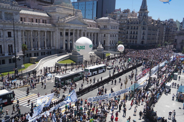 Archivo - Vista de la Plaza del Congreso donde distintas organizaciones se manifiestan en el marco del paro nacional contra el DNU el pasado enero