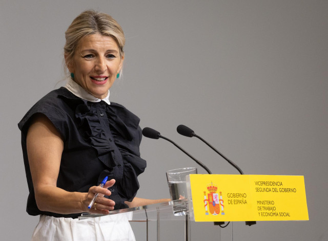 La vicepresidenta segunda y Ministra de Trabajo y Economía Social, Yolanda Díaz, ofrece una rueda de prensa, en el Ministerio de Trabajo, a 29 de abril de 2024, en Madrid (España). Sánchez ha comparecido hoy para anunciar que sigue al frente del Ejecutivo