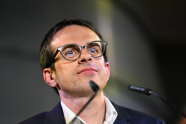 El candidato a lehendakari, Pello Otxandiano, comparece ante los medios durante el seguimiento de la jornada electoral de elecciones autonómicas del País Vasco, en el Mercado del Ensanche, a 21 de abril de 2024, en Bilbao, Vizcaya, País Vasco (España). To