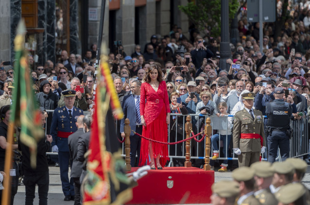 La presidenta de la Comunidad de Madrid, Isabel Diaz Ayuso, durante el acto cívico militar con motivo del Día de la Comunidad de Madrid en la Puerta del Sol, a 2 de mayo de 2024