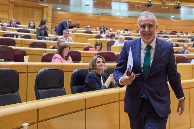 El ministro de Política Territorial y Memoria Democrática, Ángel Víctor Torres, a su salida de una sesión de Control en el Senado, a 7 de mayo de 2024, en Madrid (España). Durante la sesión, se han abordado cuestiones como la ejecución de la construcción