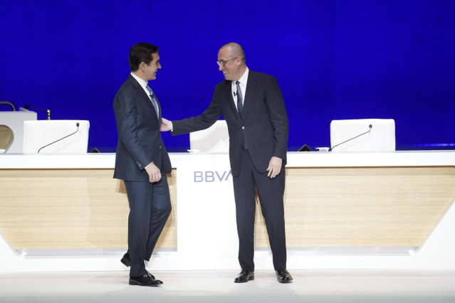Archivo - El presidente de BBVA, Carlos Torres Vila (i), y el CEO de BBVA, Onur Genç (d), durante una Junta General de Accionistas del BBVA, en el Palacio de Euskalduna de Bilbao, a 15 de marzo de 2024, en Bilbao, Vizcaya, País Vasco (España).