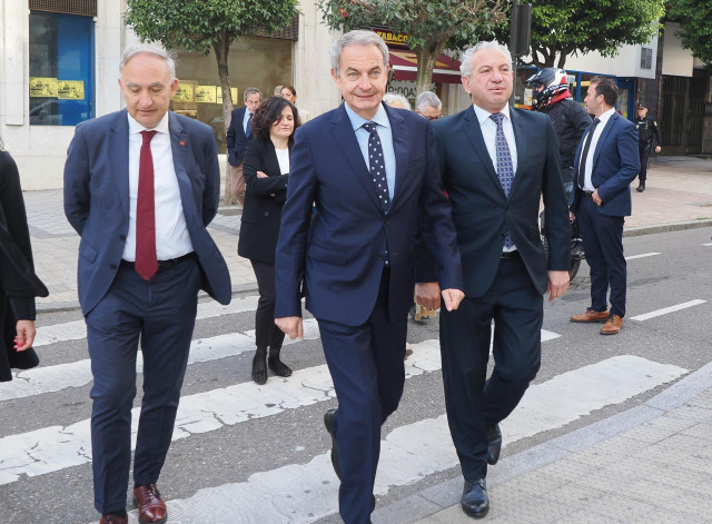 El rector de la UVA, Antonio Largo, y el expresidente del Gobierno, José Luis Rodríguez Zapatero, a su llegada a las jornadas por los 20 años de la Ley contra la Violencia de Género, en la Facultad de Derecho de la UVA, a 9 de mayo de 2024, en Valladolid.