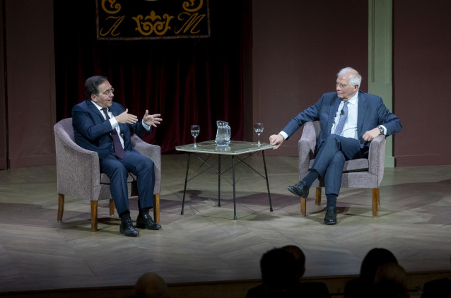 El ministro de Asuntos Exteriores, UE, y Cooperación, José Manuel Albares (i) y el Alto Representante de la UE para Asuntos Exteriores y Política de Seguridad, Josep Borrell (d), en un acto el Día de la UE, en el Ateneo de Madrid, a 9 de mayo de 2024.