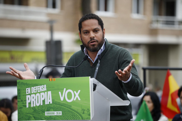 El secretario general y candidato de VOX a las elecciones catalanas del 12 de mayo, Ignacio Garriga, durante un mitin de VOX, en la plaza de la Constitución, a 28 de abril de 2024, en Tarragona, Catalunya (España). Este acto se enmarca como uno de los cel