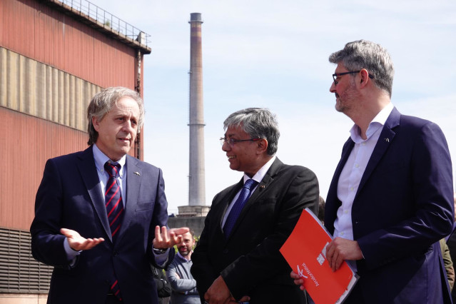 (De Izda A Dcha) El Presidente De Arcelormittal En España, José Manuel Arias, El CEO De Arcelormittal En Europa, Sanjay Samaddar, Y El CEO De Productos Largos De Asturias, Jordi Torné, En La Planta De Veriña (Gijón) Para Presentará La Acería Eléctrica.
