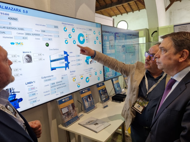 El ministro de Agricultura, Pesca y Alimentación, Luis Planas, en la Feria del Olivo de Montoro.