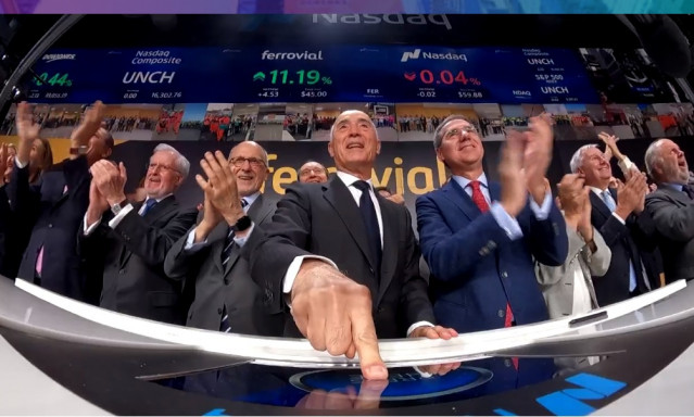 El presidente de Ferrovial, Rafael del Pino, toca la campana digital en la Bolsa de Nueva York