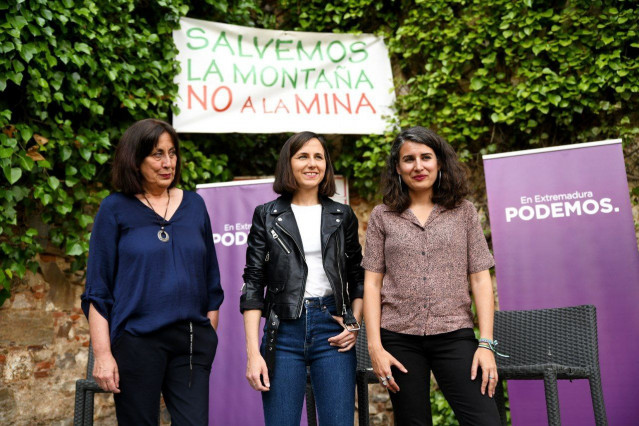 La secretaria general de Podemos, Ione Belarra, junto a la líder de la formación en Extremadura, Irene de Miguel, y la concejala en Cáceres Consuelo López, en el acto público celebrado en la capital cacereña