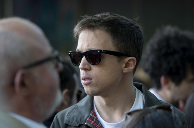 El líder de Más País, Íñigo Errejón, durante una manifestación en apoyo a Pedro Sánchez, a 28 de abril de 2024, en Madrid (España). La manifestación se ha convocado bajo el lema ‘Sus chantajes, sus bulos y su mafia no pueden contra la democracia y contra