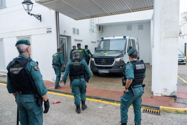 Archivo - Los detenidos llegan a los juzgados, a 12 de febrero de 2023, en Barbate, Cádiz, (Andalucía, España). Los ocho detenidos por la muerte de dos agentes de la Guardia Civil el pasado viernes en el puerto de Barbate se encuentran ya declarando en lo