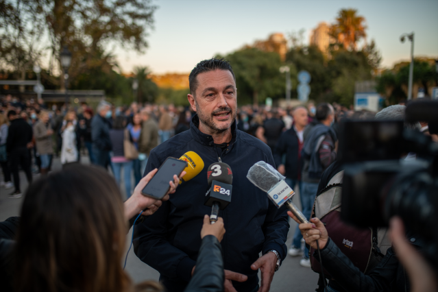 Archivo - El portavoz del sindicato de Mossos d'Esquadra, Toni Castejón, responde a los medios en una marcha por el centro de Barcelona, a 23 de octubre de 2021, en Barcelona, Catalunya, (España).