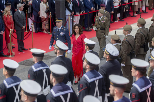 La presidenta de la Comunidad de Madrid, Isabel Díaz Ayuso, a su llegada al acto cívico militar con motivo del Día de la Comunidad de Madrid en la Puerta del Sol, a 2 de mayo de 2024, en Madrid (España). Hoy se ha presidido el acto cívico militar con moti