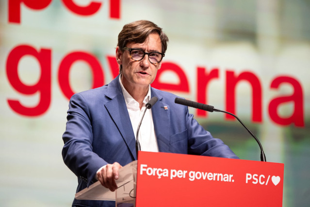 El candidato del PSC al 12M, Salvador Illa, en un mitin en Vilanova i la Geltrú (Barcelona)