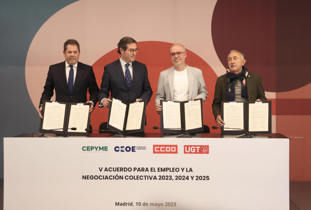 Archivo - De izda a dcha: El presidente de Cepyme, Gerardo Cuerva; el presidente de CEOE, Antonio Garamendi; el secretario general de CCOO, Unai Sordo, y el de UGT, Pepe Álvarez, en la firma del V AENC hace justo un año