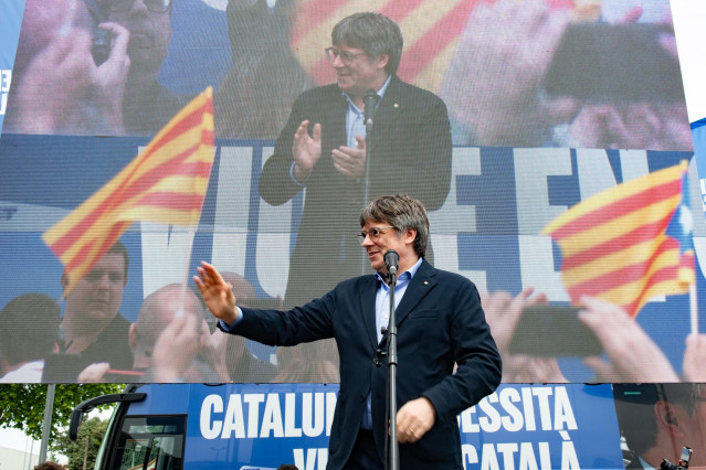 El expresidente de la Generalitaty candidato de Junts a las elecciones catalanas, Carles Puigdemont, interviene durante un mitin en Argelès (Francia)