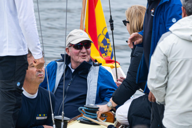 Archivo - El Rey emérito Juan Carlos I (c) participa durante las regatas en el Club Naútico de Sanxenxo, a 17 de marzo de 2024, en Sanxenxo, Pontevedra, Galicia (España).