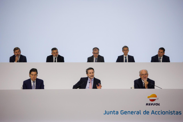 (I-D) El consejero externo independiente de Repsol, Manuel Manrique; el consejero delegado de Repsol, Josu Jon Imaz y el presidente de Repsol, Antonio Brufau, durante la Junta General de Accionistas de Repsol, en el Palacio de Congresos de Madrid, a 10 de
