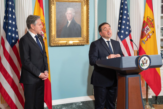El ministro de Asuntos Exteriores, José Manuel Albares, y el secretario de Estado, Antony Blinken, en el Departamento de Estado
