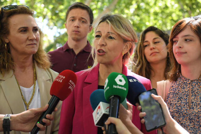 La vicepresidenta segunda del Gobierno y coordinadora general de Sumar, Yolanda Díaz, atiende a los medios de comunicación durante su visita a la Feria del Libro de Vallecas, a 11 de mayo de 2024, en Madrid (España).