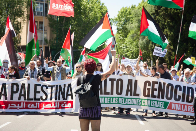 Decenas de personas durante una manifestación estatal en conmemoración de Al Nakba palestina, a 11 de mayo de 2024, en Madrid (España).
