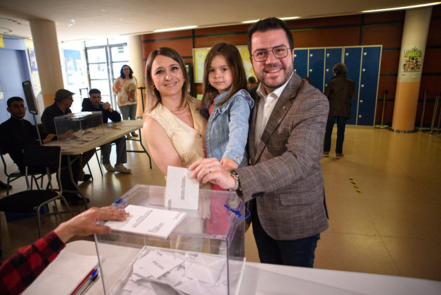 El presidente de la Generalitat, Pere Aragonès, vota junto a su mujer y su hija en Pineda de Mar (Barcelona).