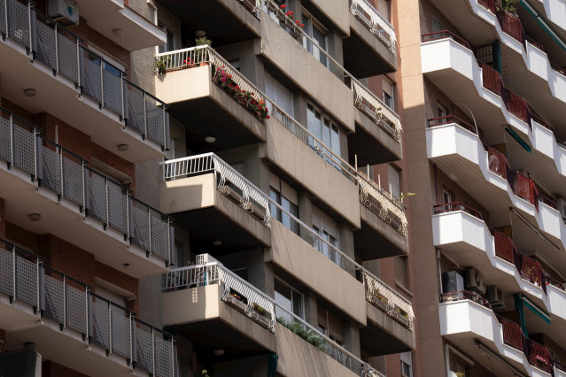 Archivo - Foto de archivo de la fachada de un edificio en Barcelona, Catalunya (España).